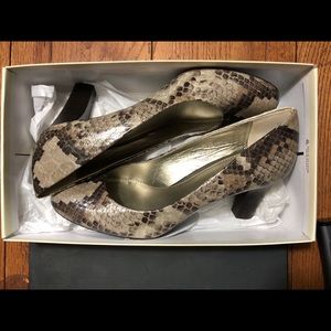 Liz Claiborne Taupe/Camel Snake Heels - New - 9.5M